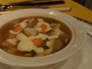 Sopa de camarones, tofu, vegetales y hongos