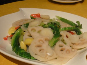 Ensalada de tallos de bambú, semillas de lila y castañas de agua